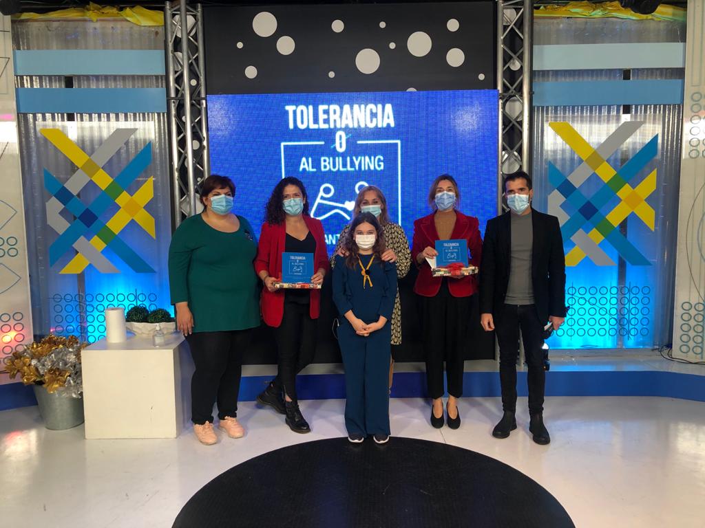 Verónica Román y Mª Eugenia Cuenca-Romero reciben los reconocimientos de la Asociación Tolerancia 0 al Bullying en Cantabria, dentro de la grabación del programa de televisión "Pinceladas".