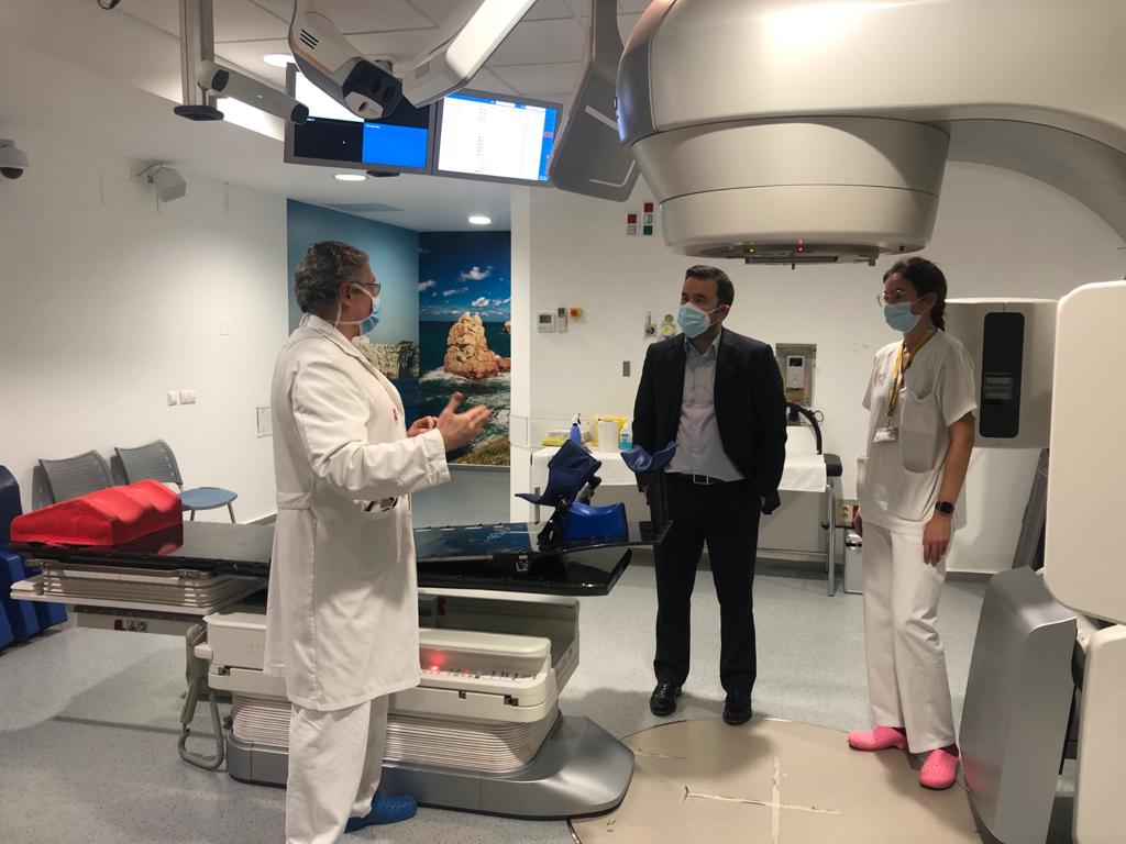 Momento de la visita del CEO de PITMA a la unidad de radioterapia de Valdecilla